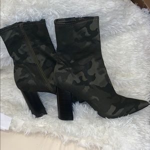 Camouflage booties. In great condition.